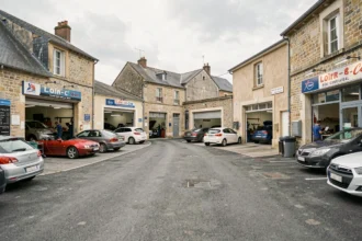 Vue panoramique de garages automobiles indépendants dans une ville de province du Loir-et-Cher, avec plusieurs façades de garages multimarques typiques de la région