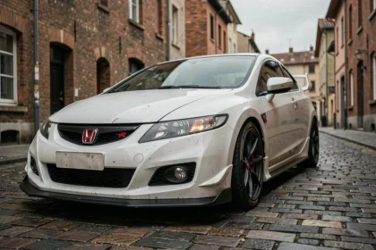 Honda Civic Type R EP3 blanche garée dans une rue urbaine européenne, vue trois-quarts avant en grand angle