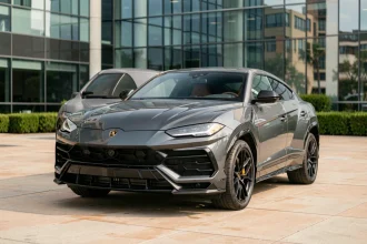 Lamborghini Urus garée devant un siège social d'entreprise moderne, illustrant l'usage professionnel et la fiscalité TVS en société